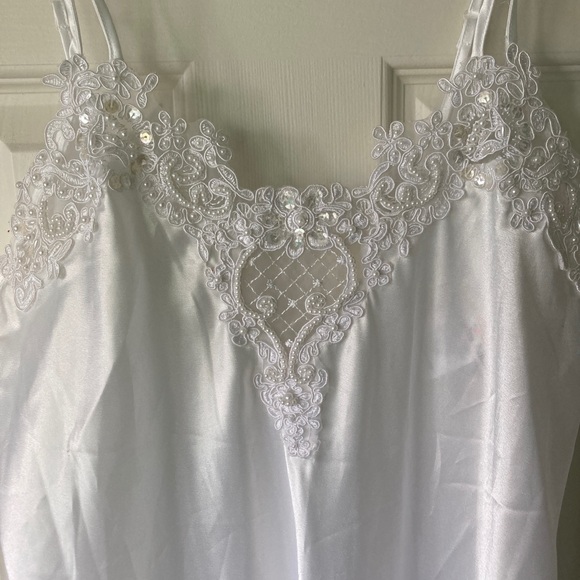 Alexandra Nicole Lg. & long wh w/lace, pearls, sequins nightgown.   $39 - Picture 6 of 8